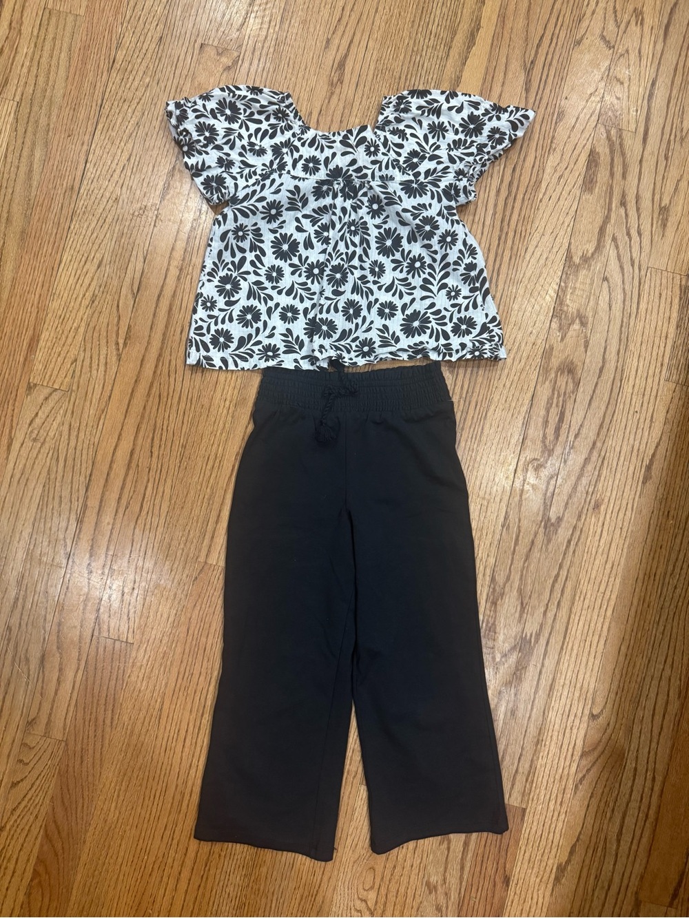 Rachel Zoe Black Pull-On Wide Leg Pants With Matching Black & White Top 6X